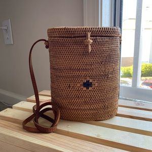 Beachy woven crossbody bag.
